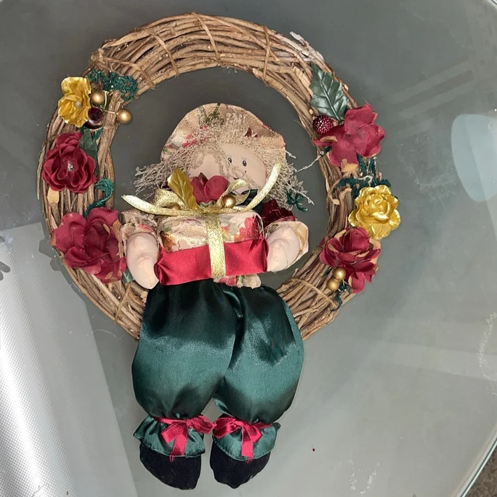 🎄Holiday Vine Ring Wreath With Doll Bearing Gifts 🎄